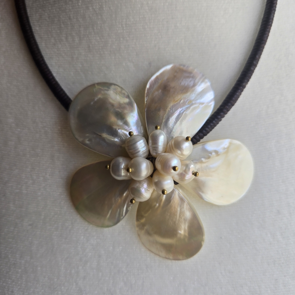 Elegant Pearl Flower Necklace